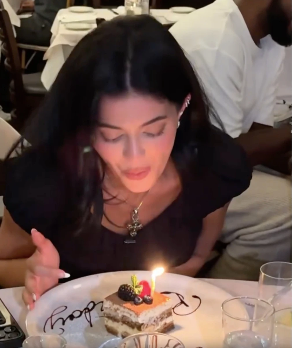 Кайлі Дженнер показала яскраву вечірку з нагоди свого 28-річчя