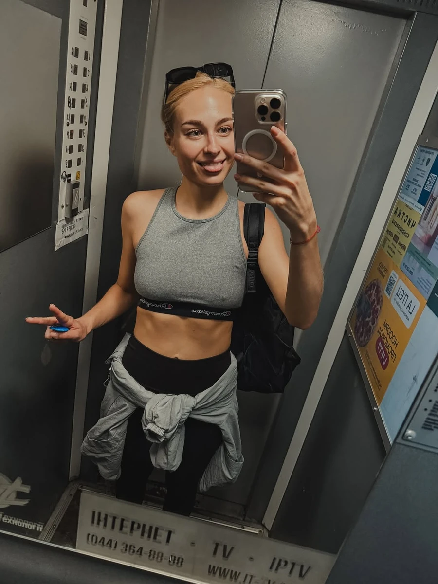 Анастасія Цимбалару у лосинах у топі показала плаский живіт