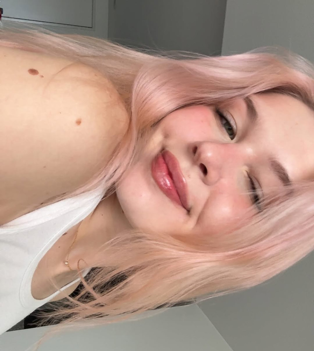 Старша донька Віри Брежнєвої похвалилася рожевим волоссям