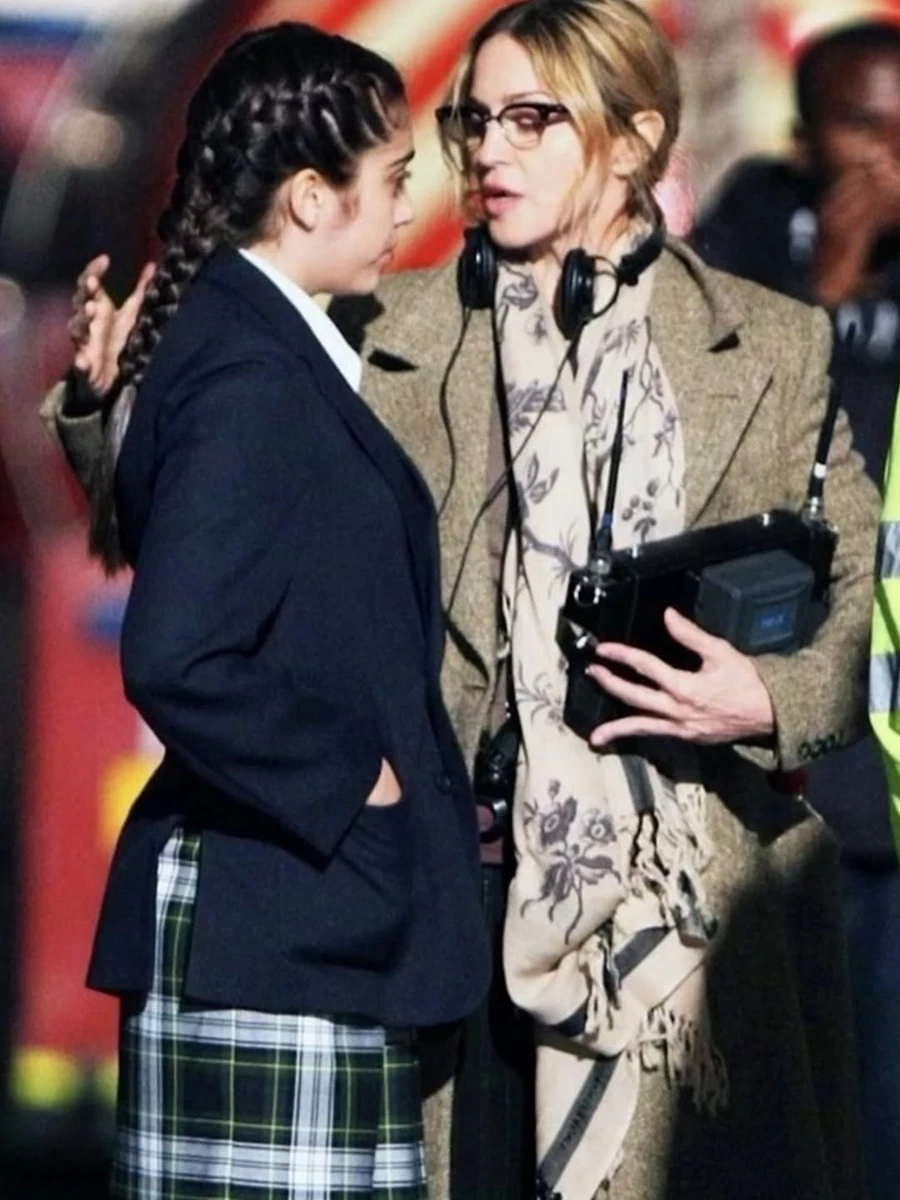 Мадонна показала миле фото зі старшою дочкою у шкільній формі