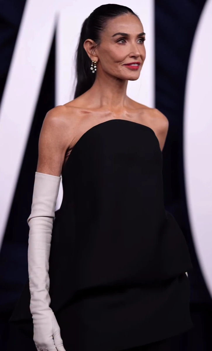 Демі Мур з голими плечима покрасувалася на церемонії Жінка року