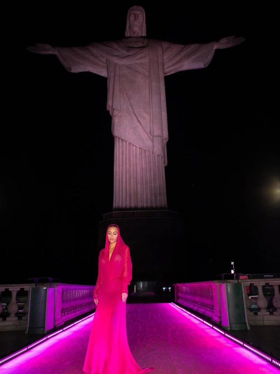 Кім Кардашян наробила нових фото