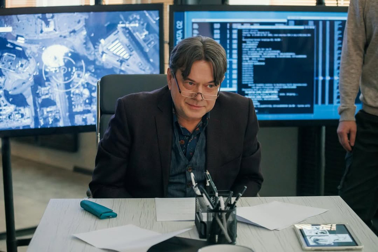 Остап Ступка позує для фото