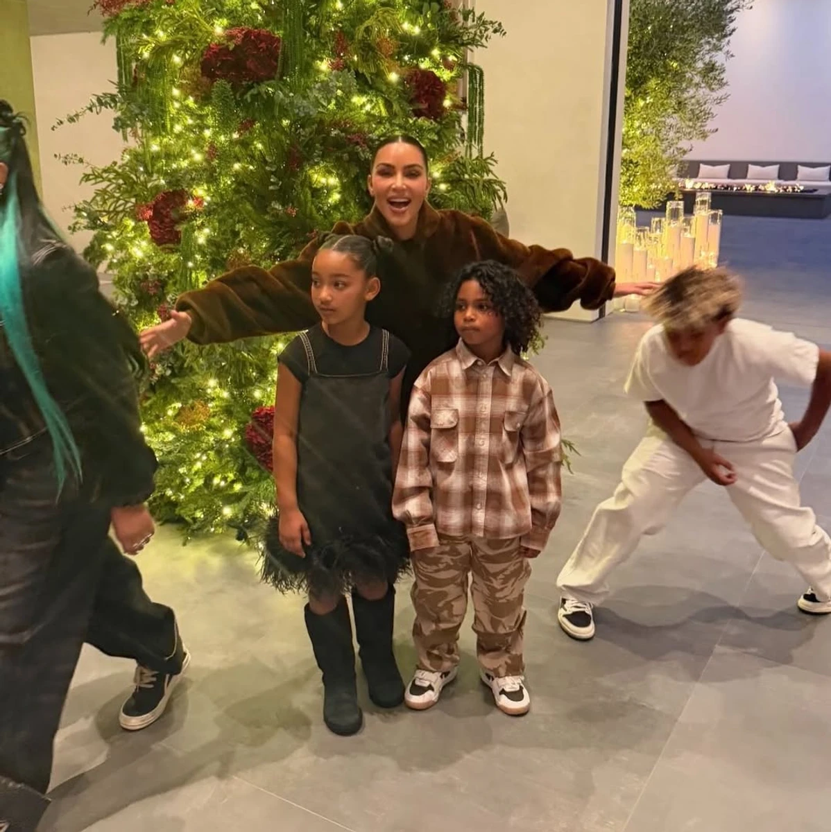 Кім Кардашян попозувала з дітьми біля ялинки і насмішила результатом
