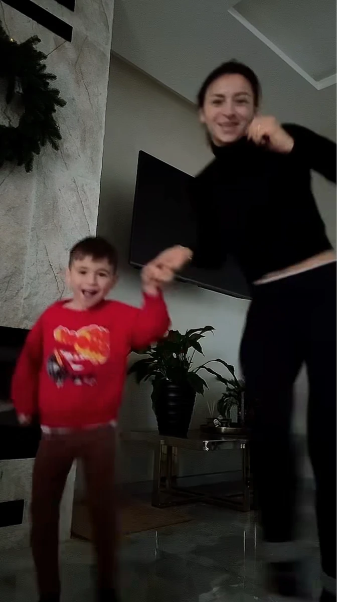 Ілона Гвоздьова влаштувала ефектні танці з сином під музику