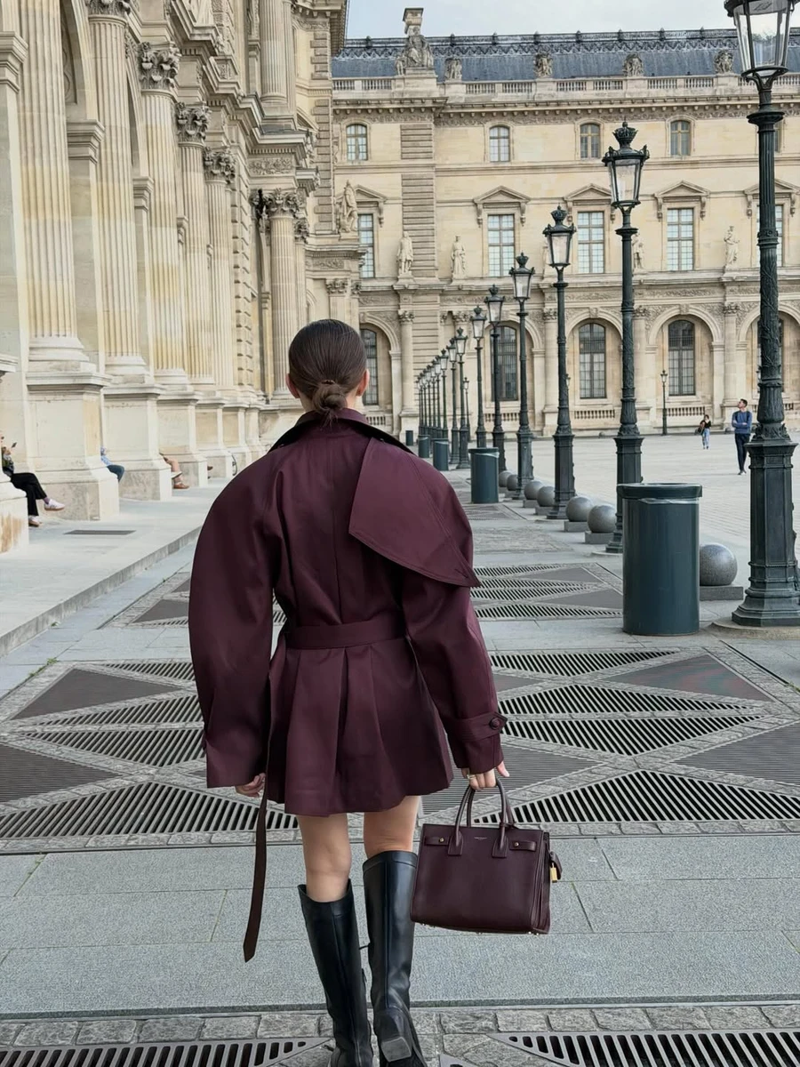 Катя взяла з собою свої дорогі люксові сумки, якими доповнювала одяг українських брендів 