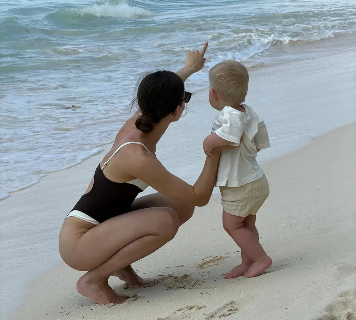 Дружина Остапчука з сином попозувала на пляжі в Домінікані