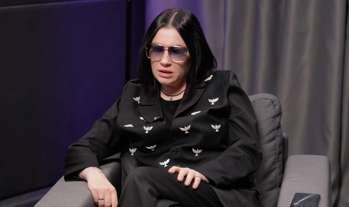 Чому Анастасія Приходько спілкується та співає російською