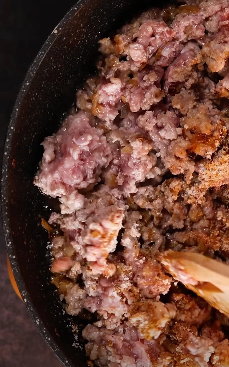 Ектор Хіменес-Браво показав приготування страви з фаршу