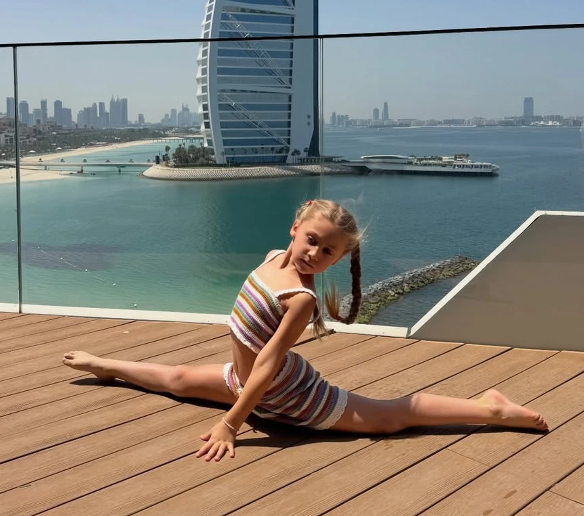 Санта Дімопулос показала дочку у шпагаті