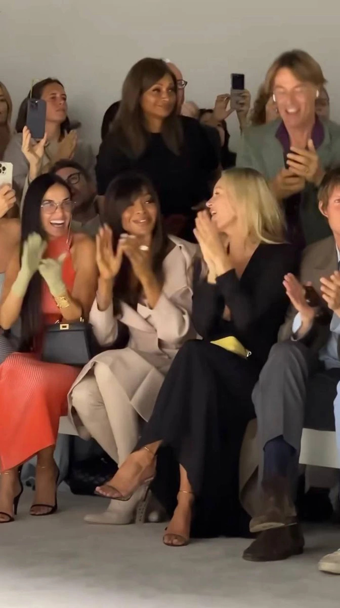 Кейт Мосс також засвітилася на показі