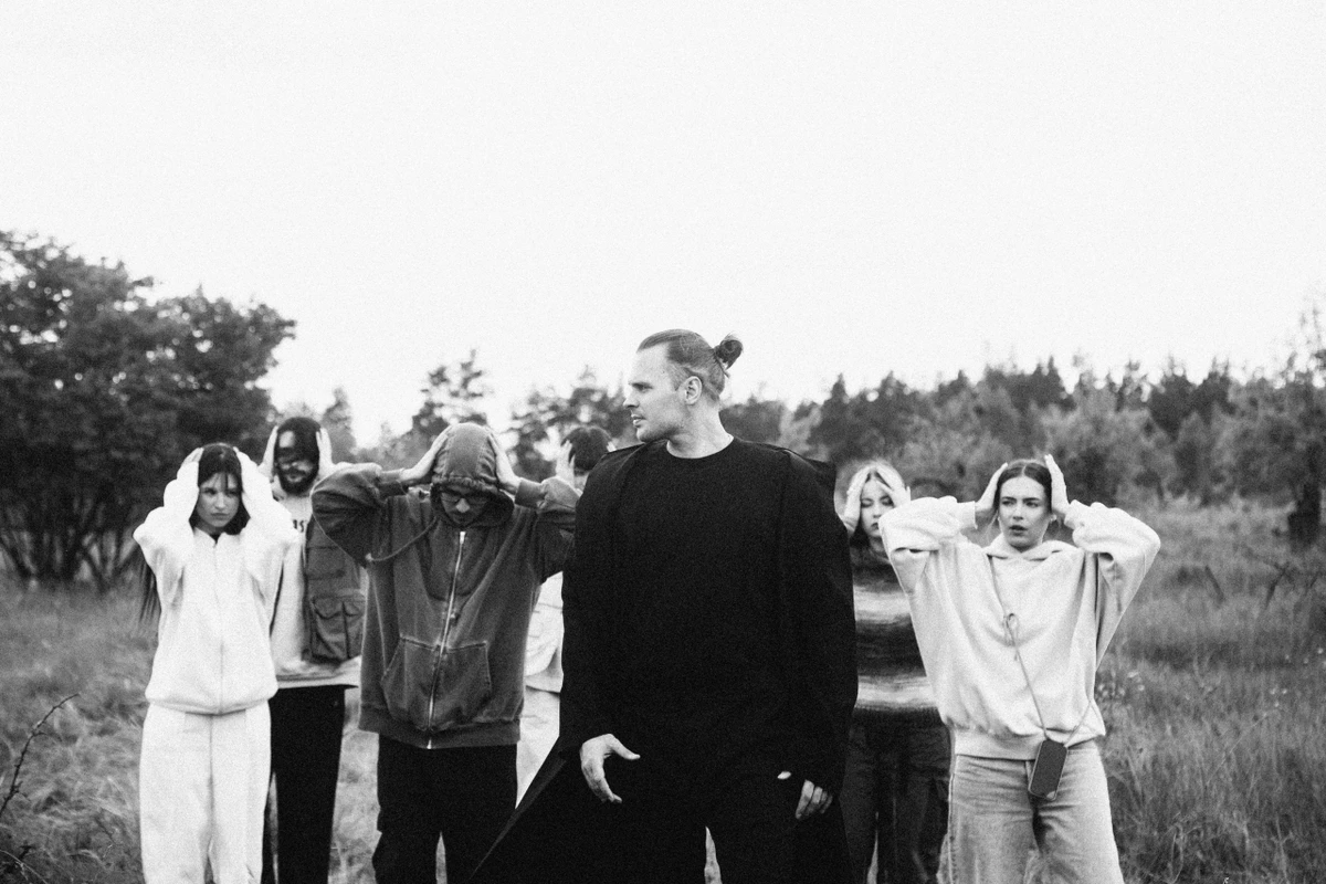 Дівчина в білому худі справа від співака