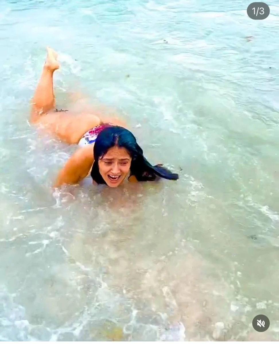 Сальма Хаєк поплавала в океані