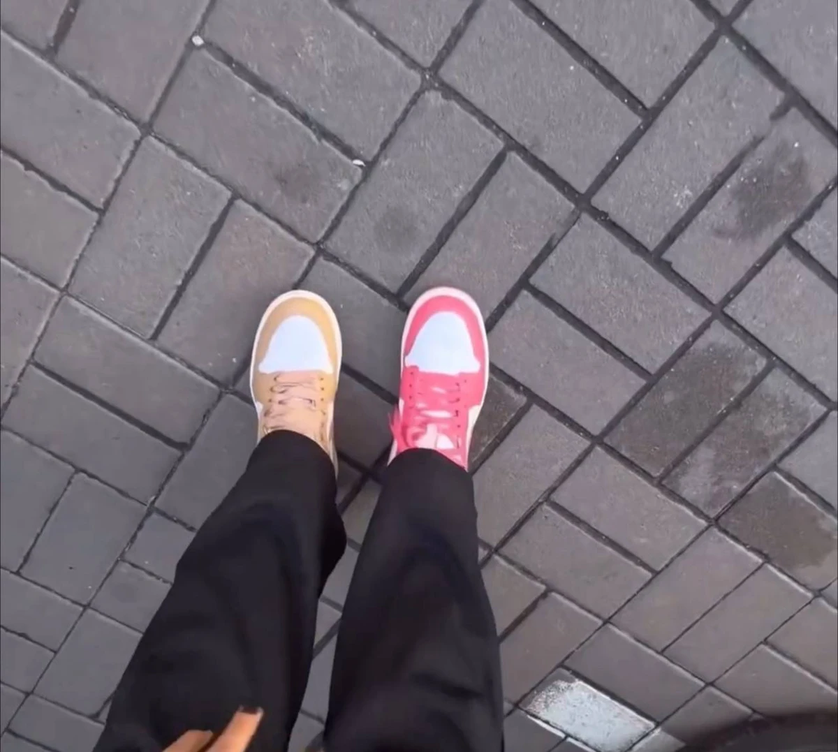 А так тепер художниця взувається на повсякдень