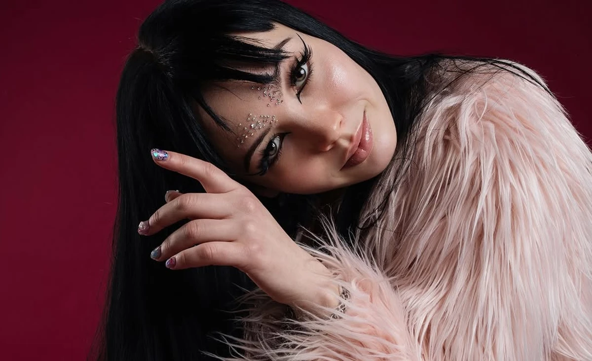 Кажанна позує для фото