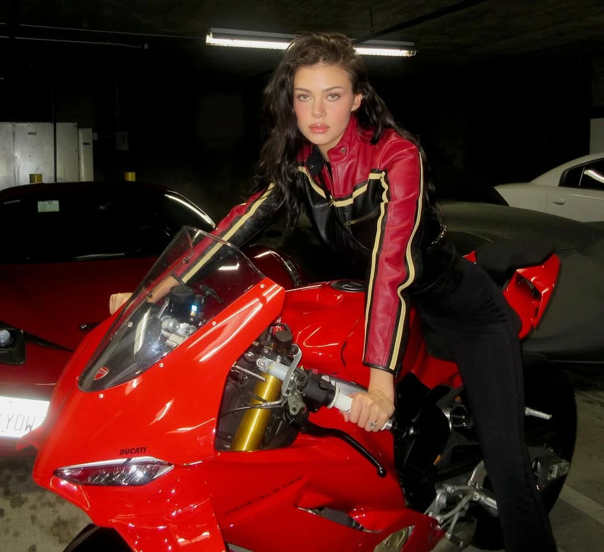 Син Бекхемів показав дружину у шкірі на байку