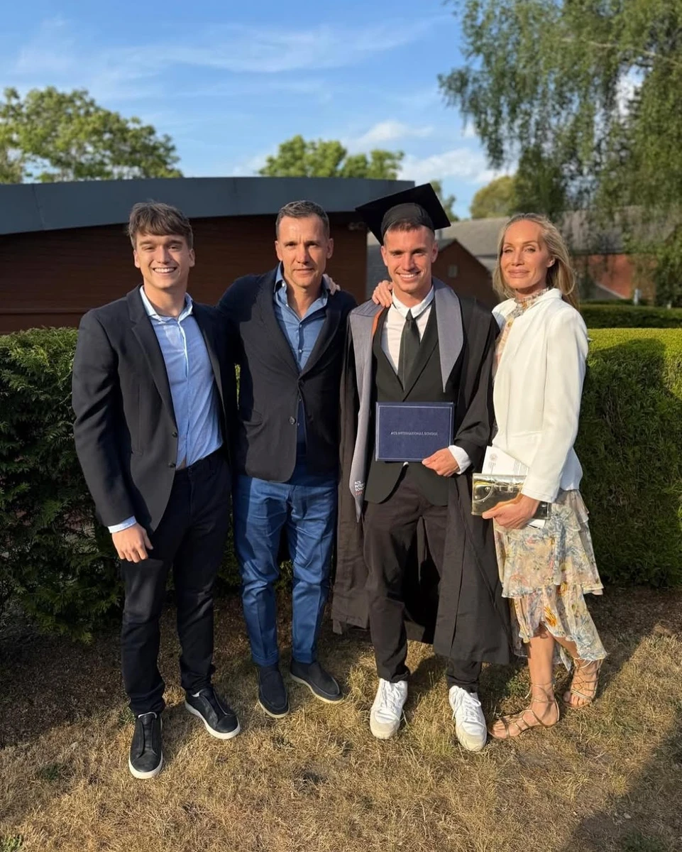 Сини Андрія Шевченка та його дружина позують для фото