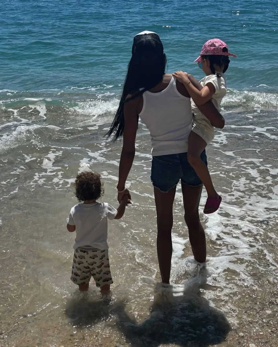 Наомі Кемпбелл з дітьми на руках попозувала біля моря
