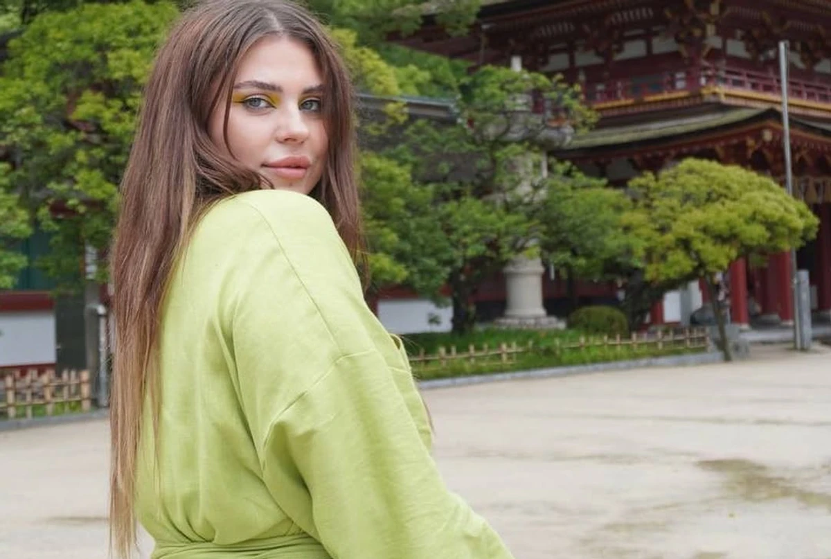 Олександра Заріцька позує для фото