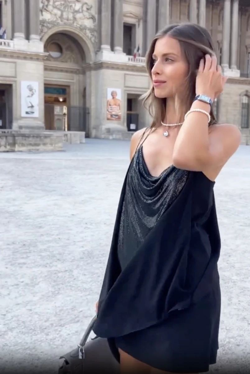 Онука Ротару в декольтованому міні прогулялася Парижем