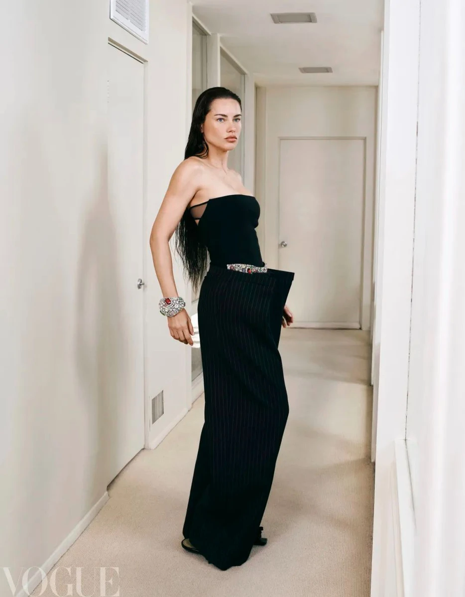 Адріана Ліма попозувала в топі й оверсайз штанях