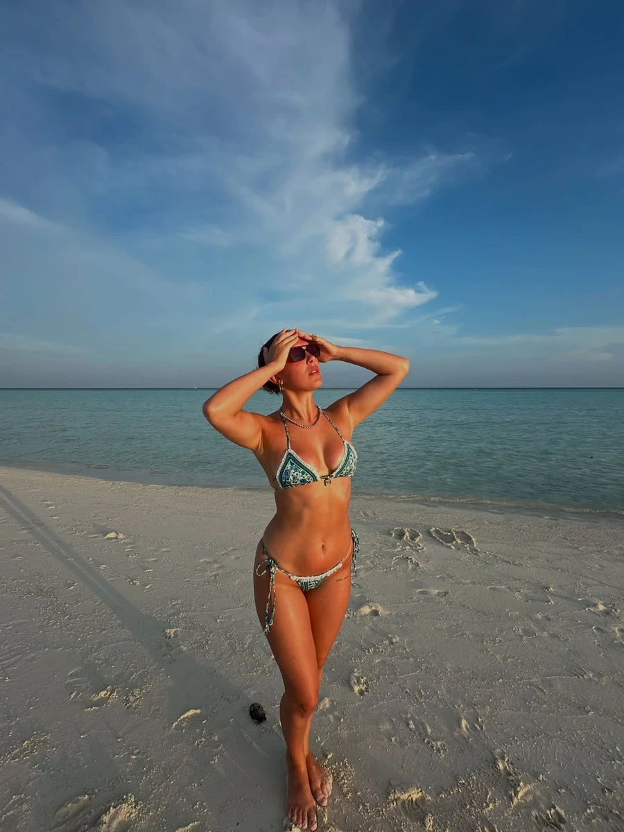 Міллі Боббі Браун попозувала у купальнику