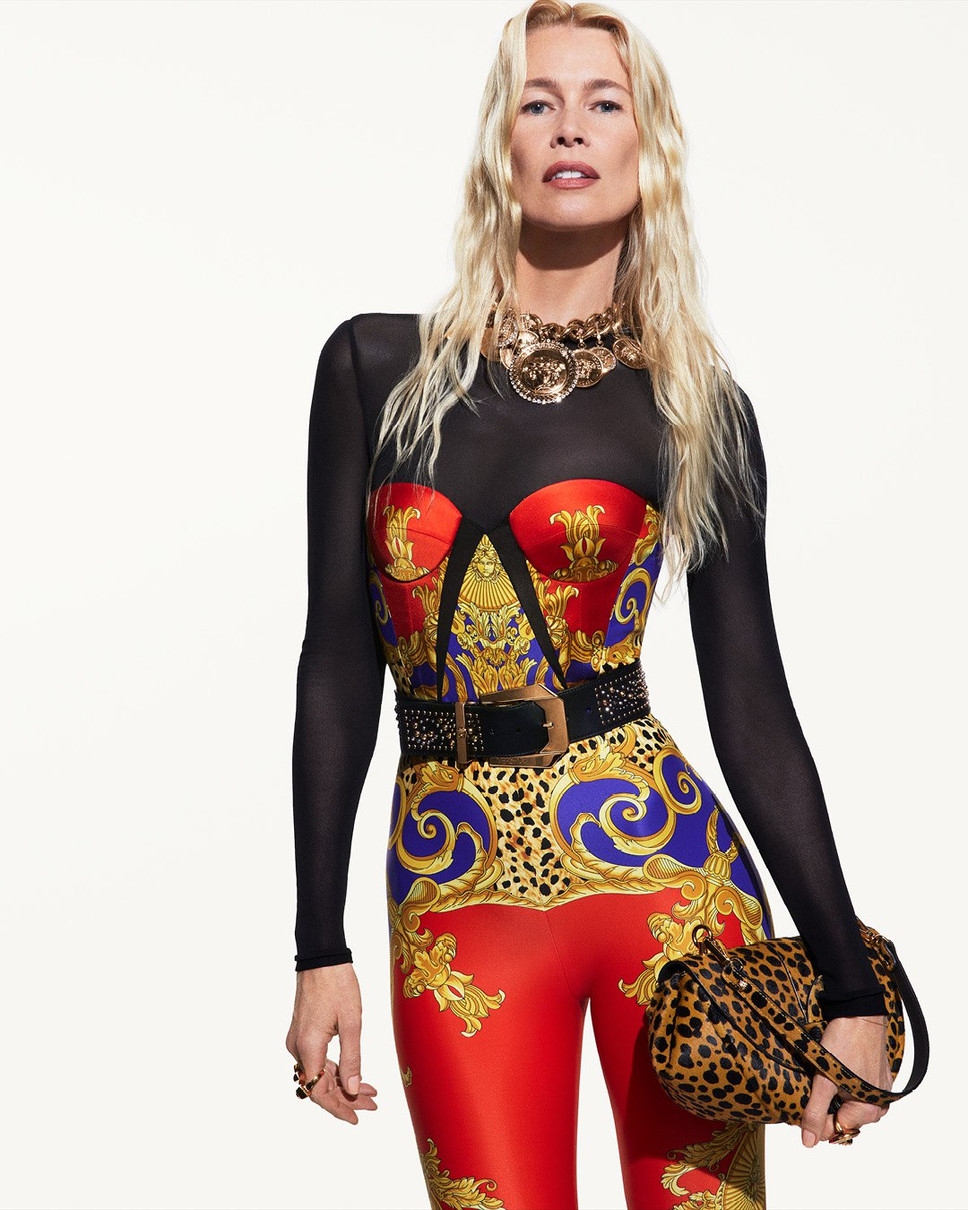 Клаудія Шиффер в обтислому сексі костюмі знялася для Versace