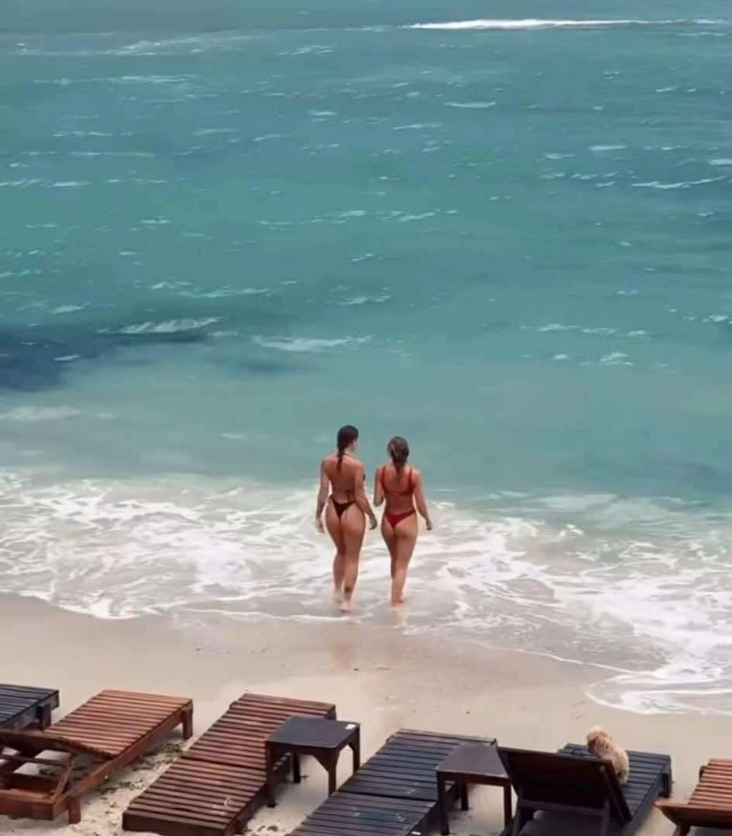 Співачка з подругою посвітили дупцями перед одеситами і гостями міста