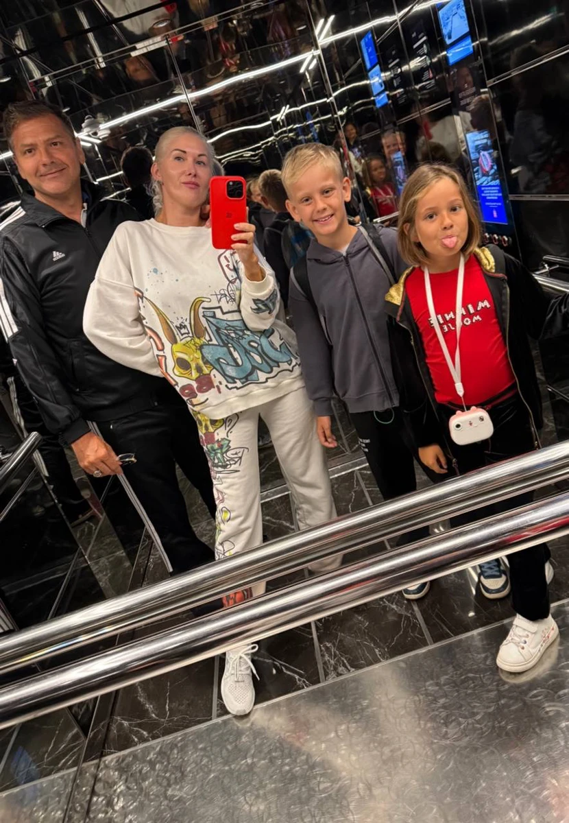 Бужинська з чоловіком і дітьми