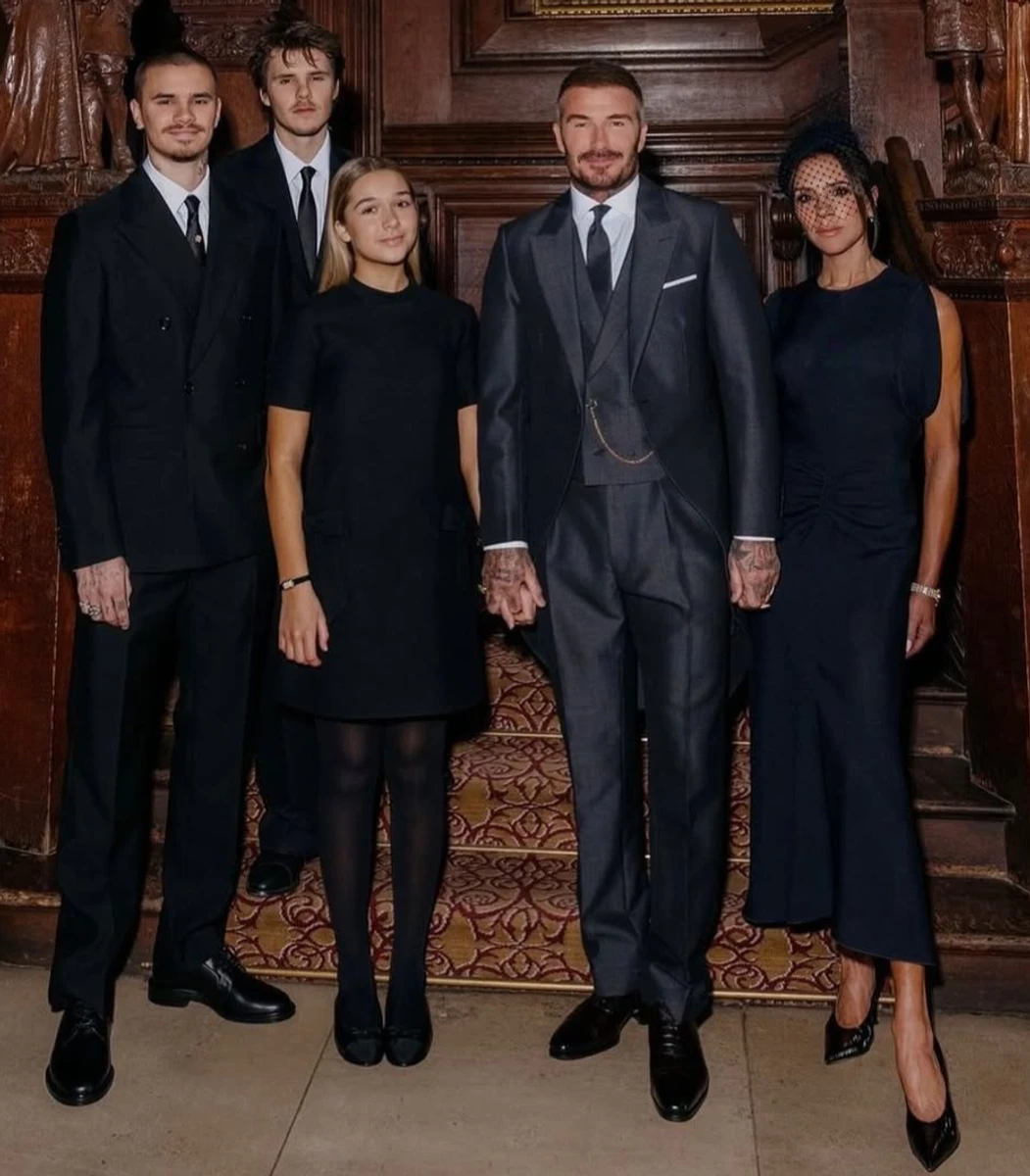 Бекхем попозував з дітьми і дружиною після отримання звання лицаря