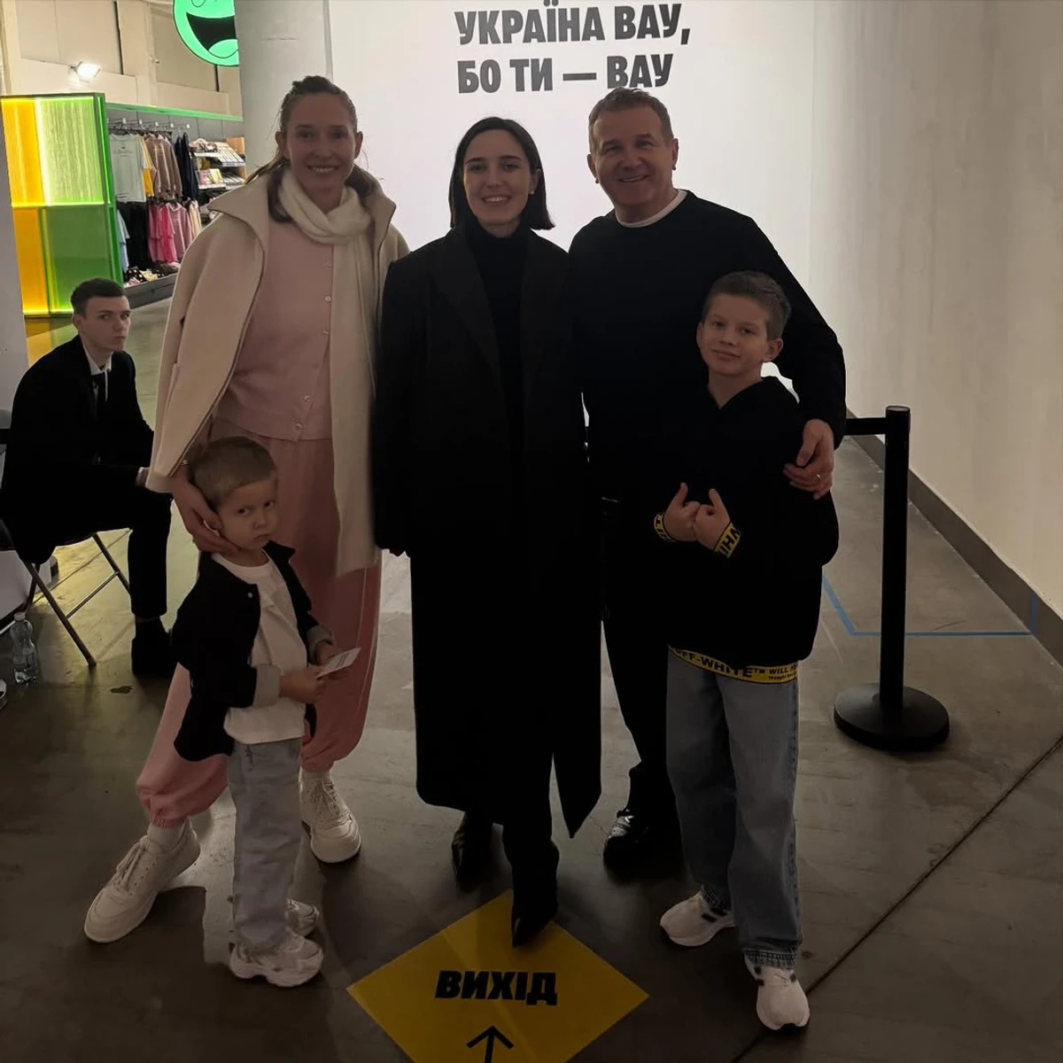 Катерина Осадча з чоловіком і синами наробила милих фото на виставці