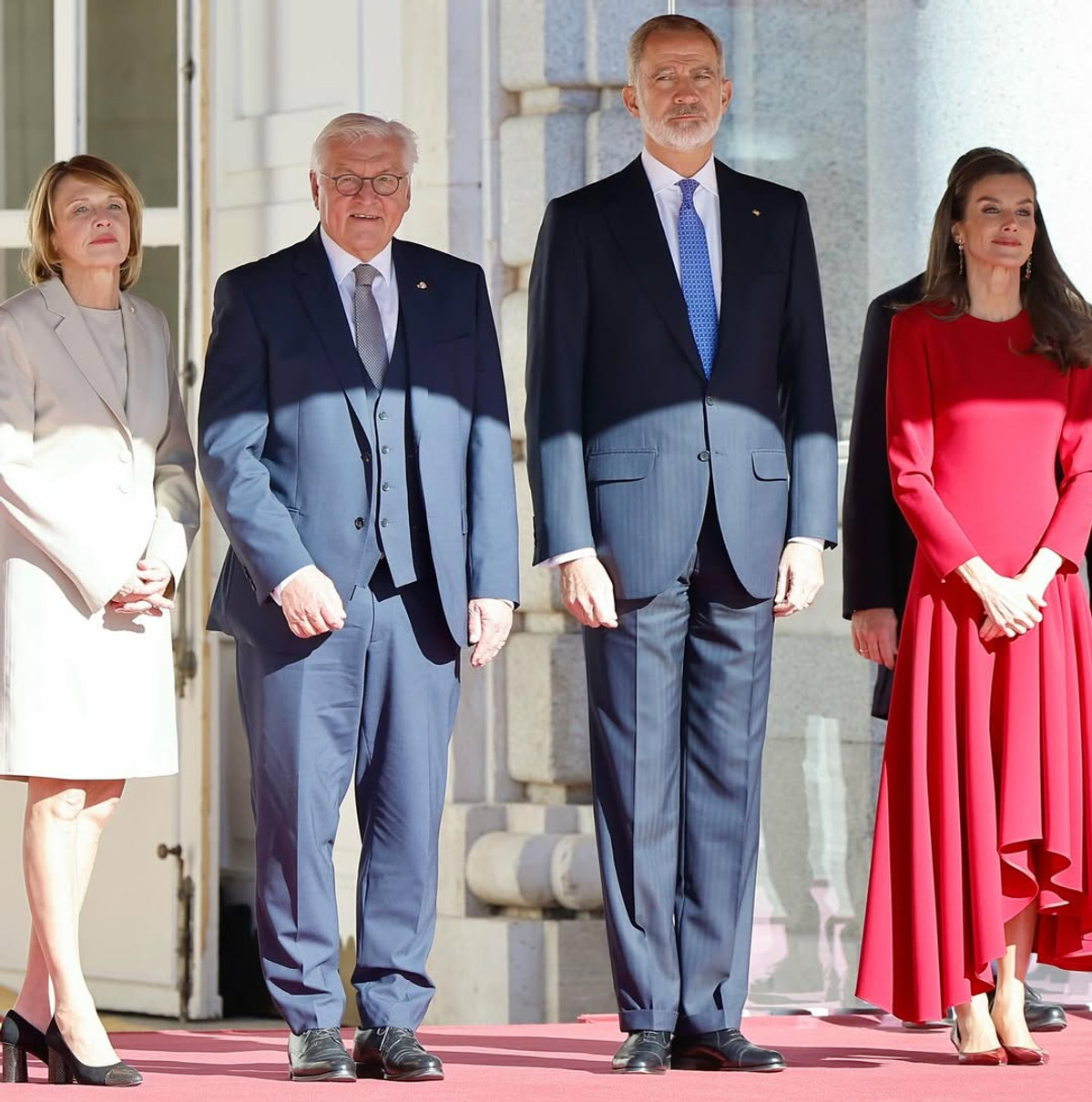 Королева Летісія похвалилася ефектною червоною сукнею з асиметрією