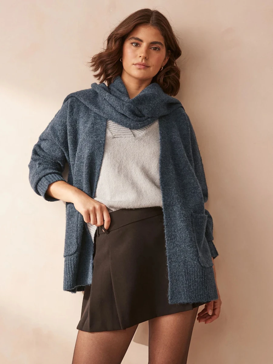 Светр з вшитим шарфом