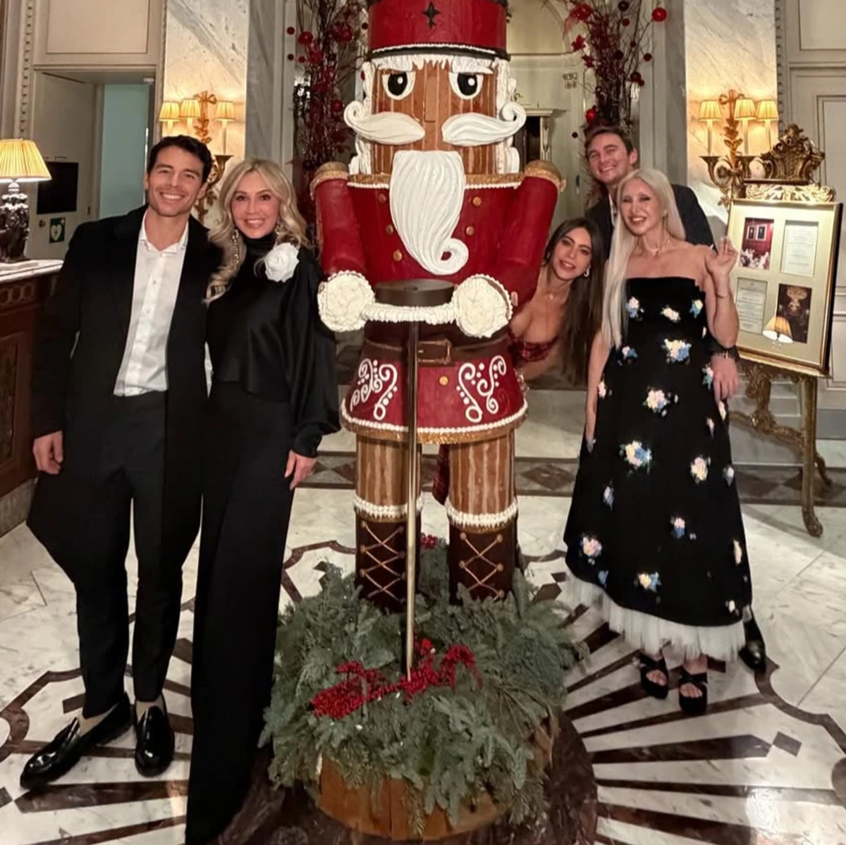 Софія Вергара з друзями і сином відсвяткувала Різдво у Відні