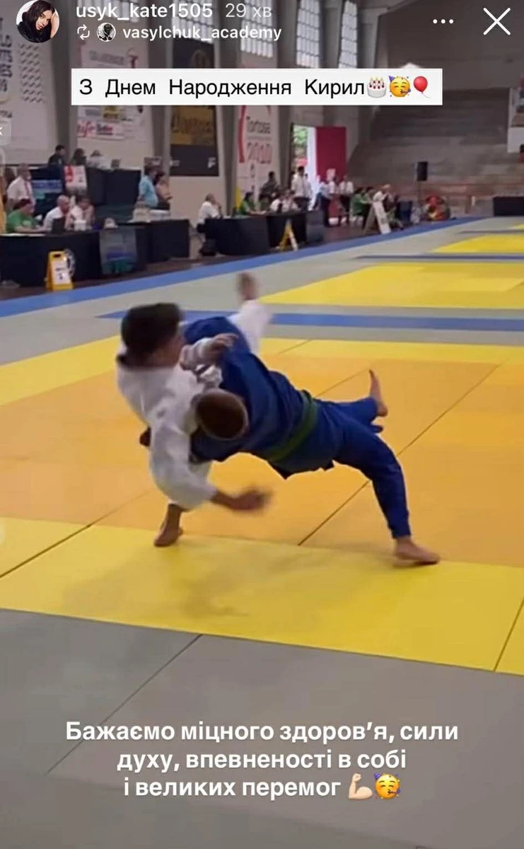 Катерина також виклала відео зі змагань сина з дзюдо. Кирило в синьому 