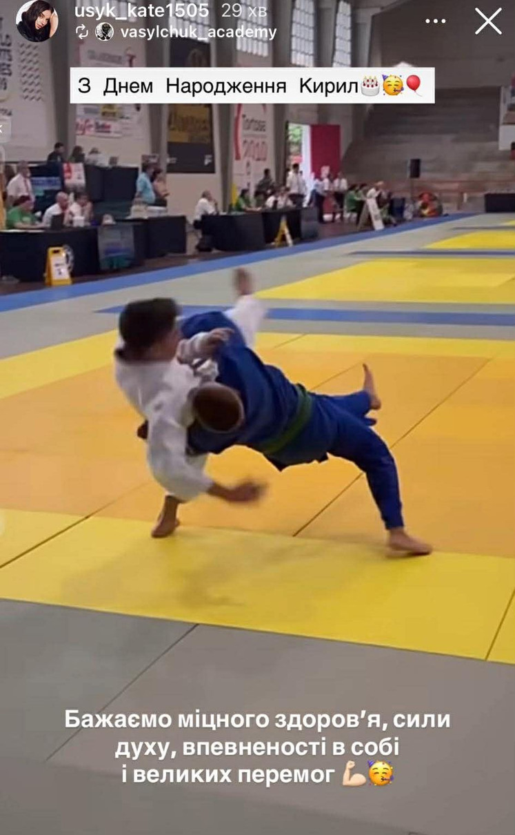 Катерина також виклала відео зі змагань сина з дзюдо. Кирило в синьому 