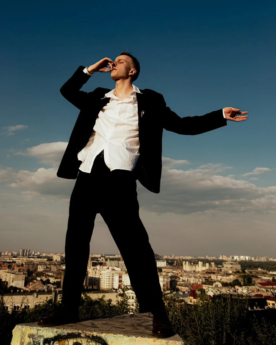 Іван Білаш на тлі міста