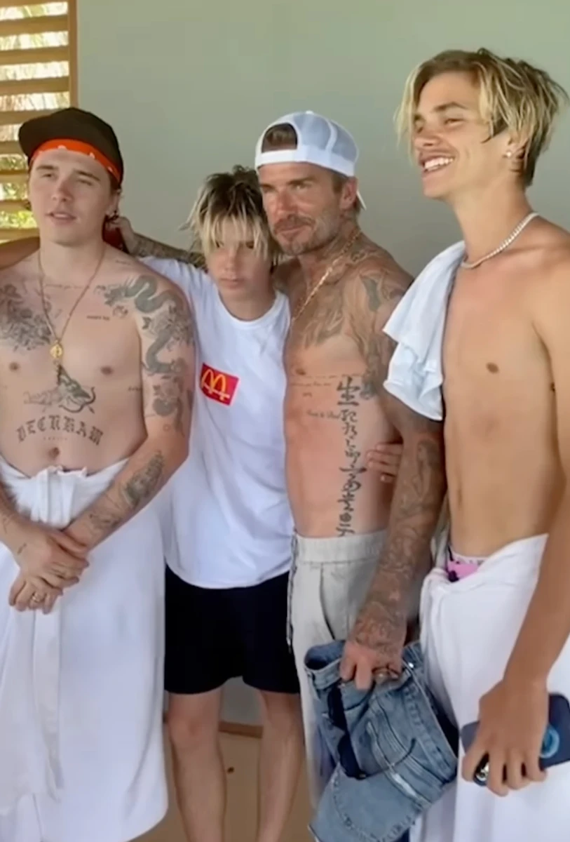 Девід Бекхем попозував із трьома синами