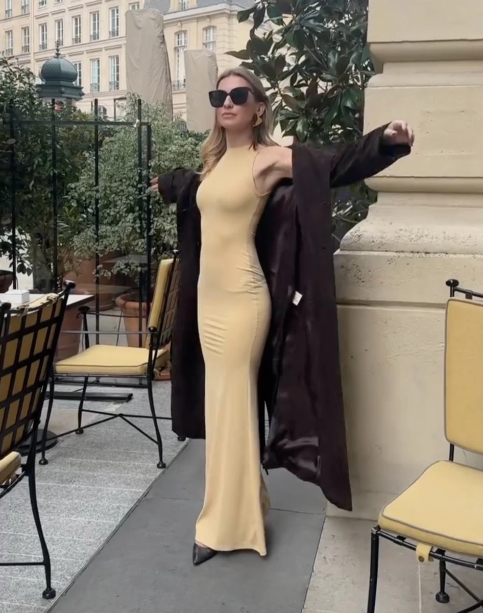 Єлизавета Юрушева посвітила тілом в ефектній сукні