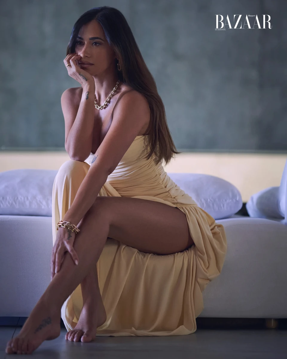 Дружина Мессі похвалилася стегнами у сукні з розрізом