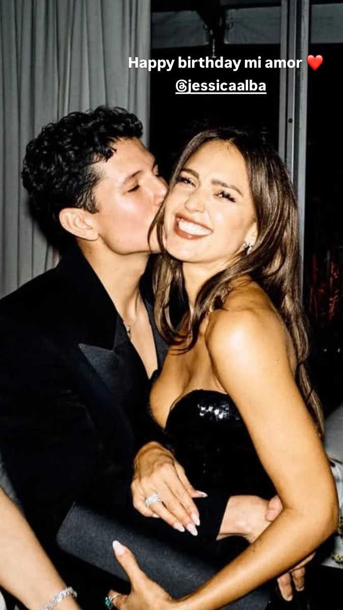 Коханий Джессіки Альби показав їхні обійми на її 45-річчя
