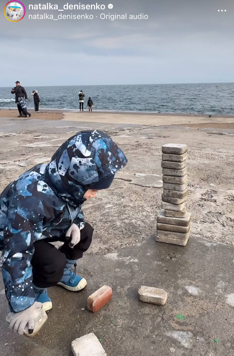 Діти: будують піраміди з піску, Андійко: