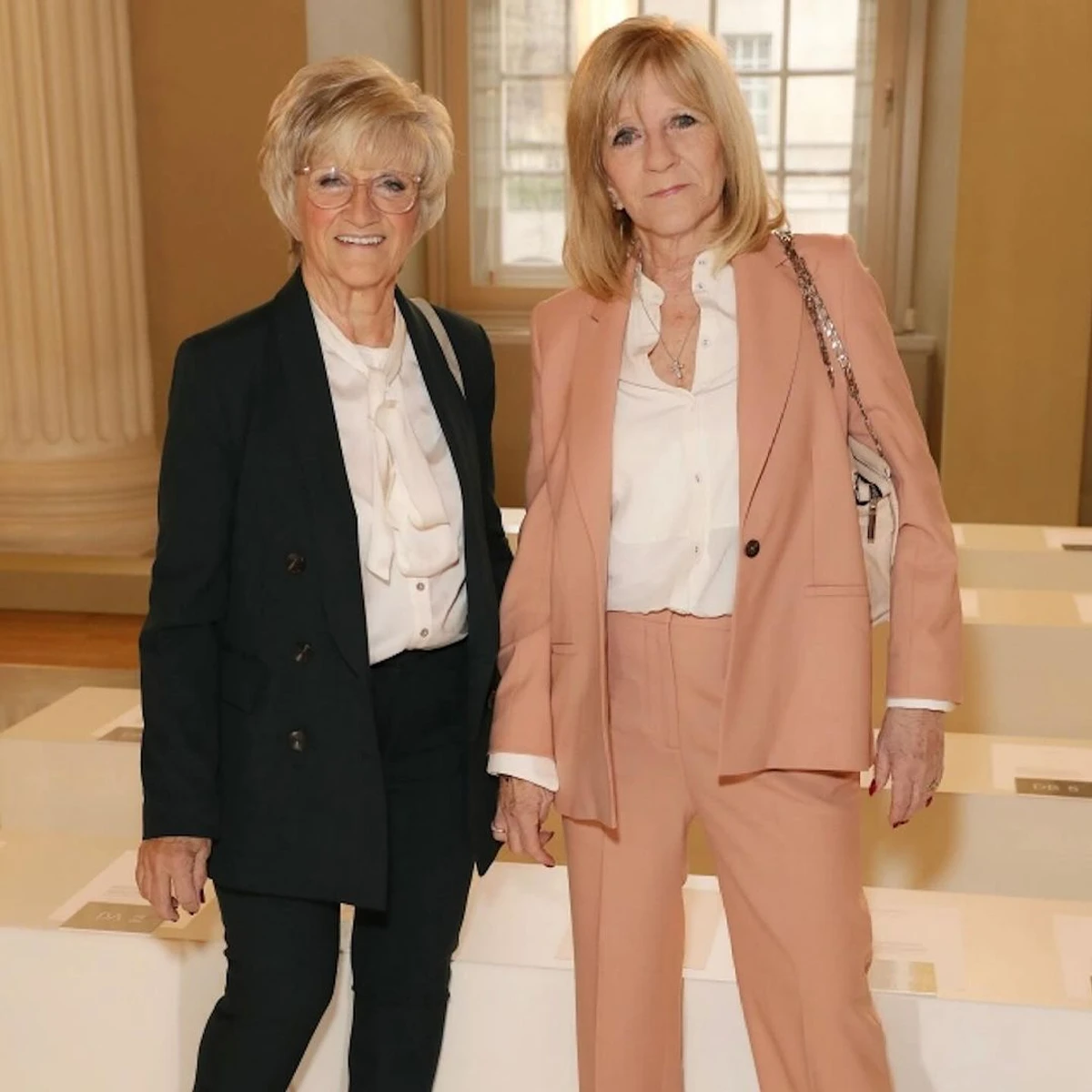 Мати Девіда Сандра (ліворуч) та мама Вікторії Джекі (праворуч)