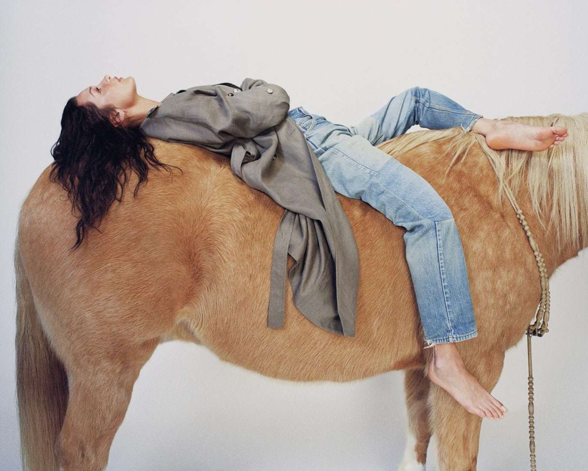 Модель дуже любить коней, а вони її