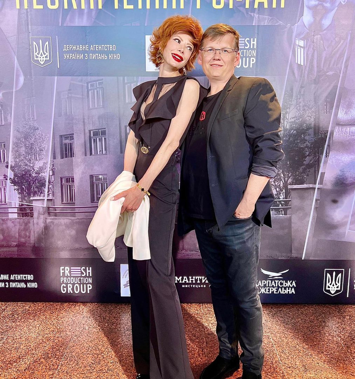 Олена-Крістіна з Павлом вигуляли чорні луки на прем'єру фільму 