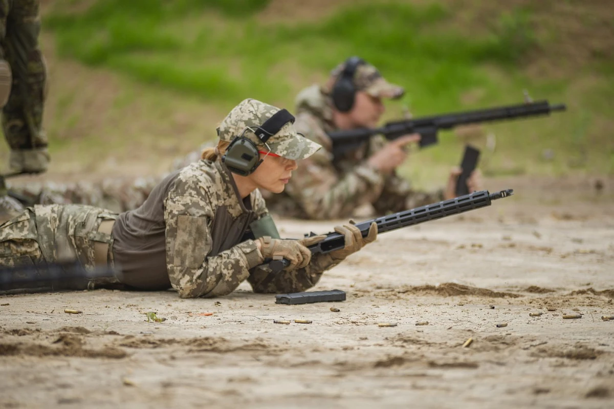 Тіна Кароль у формі та зі зброєю