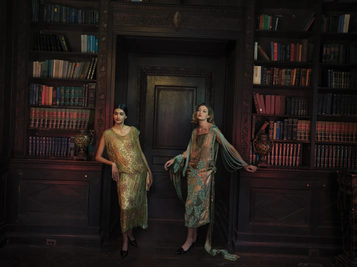 Джіджі Хадід попозувала з моделлю у вінтажних сукнях