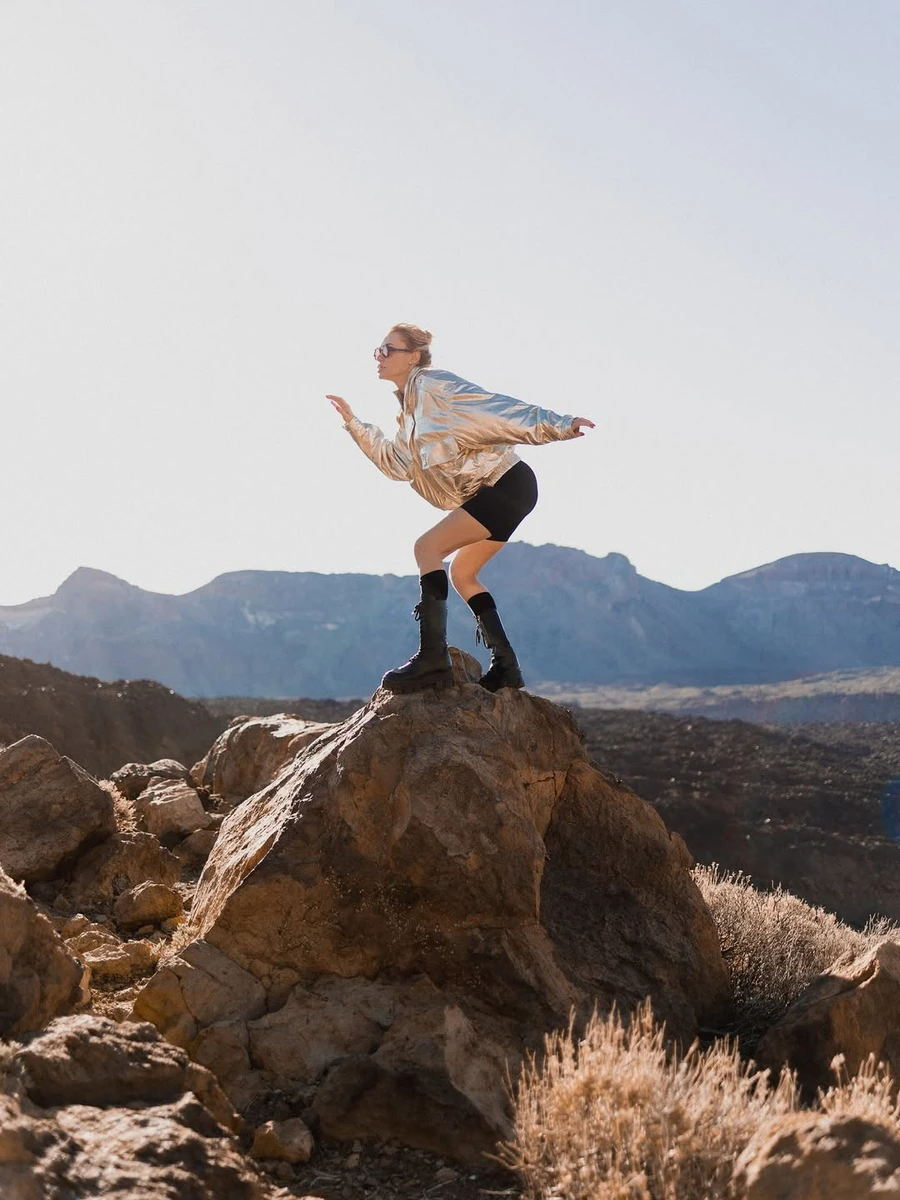 Слава Камінська у шортах попозувала на скелі