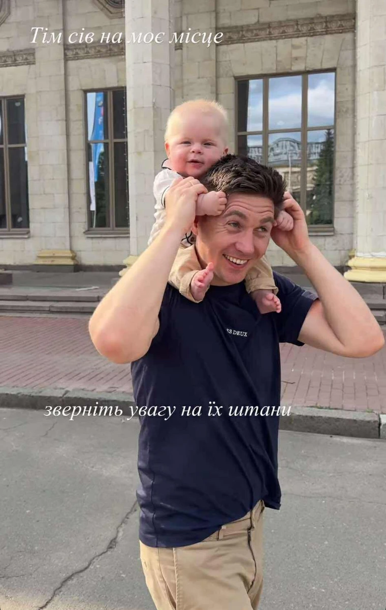 Вова Остапчук з синочком Тімом на плечах
