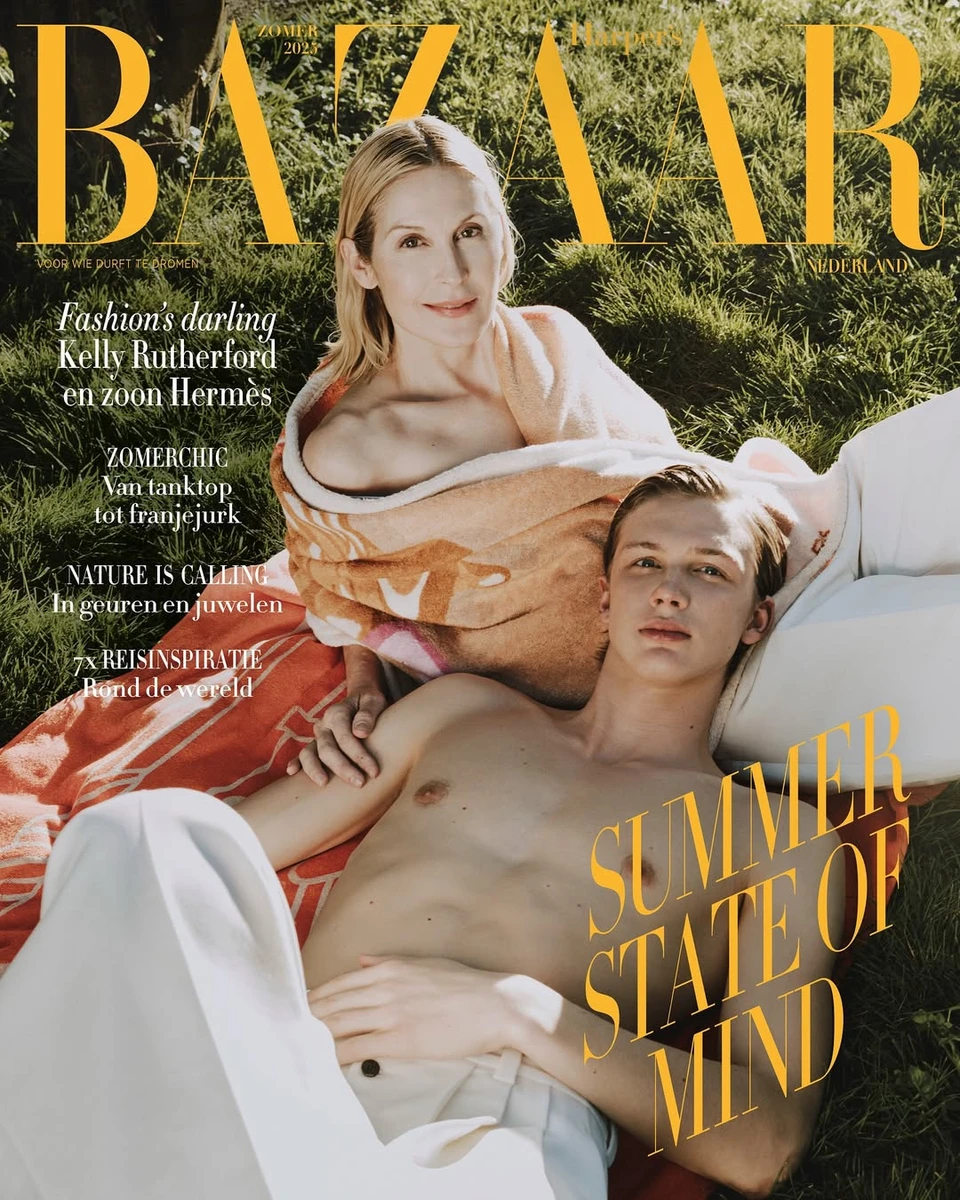 Келлі Разерфорд попозувала на траві з сином з голим торсом